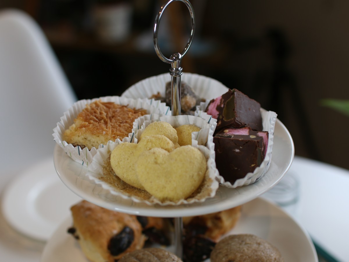 Cheers! To the&nbsp;Queen!